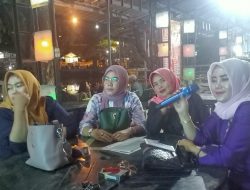 Selfi Ria Sambil Karaoke di Raja Sisha Cafe