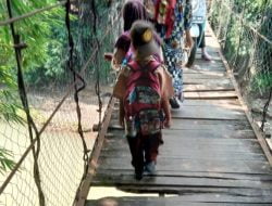 Akibat Jembatan Rusak, Aktifitas Warga Terisolir