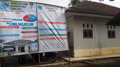Wujud Transparansi Publik ! Pemdes Ciawi Pasang Banner APBDes di Halaman Kantor Desa