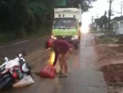 Laka Lantas di Depan Alfa Batu Bantar Diduga Akibat Tanah Urugan Berserakan di Badan Jalan