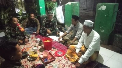 Babinsa Koramil 0308/Muncang Komsos Bersama Tokoh Agama Desa Sukanegara