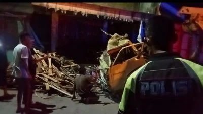 Di Pandeglang Bapak Dan Anak Tewas Ditempat Akibat Truk Mengalami Rem Blong