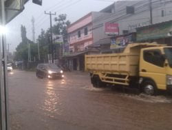 Diterpa Hujan Ruas Jalan Cipacung Jadi Saluran Air