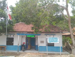 Kibarkan Bendera Robek Dan Lusuh DP2KBP3A Kecamatan Angsana Langsung Ganti Dan Naikan Bendera Pada Sore Hari
