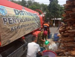 Di Desa Mendung Kecamatan Cibaliung Warga Antri Untuk Air Bersih Dari BPBD Kabupaten Pandeglang
