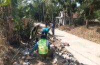 Semangat Tak Pernah Padam Diperlihatkan Warga dan Prajurit Satgas TMMD ke 129 di Desa Pasirgadung dan Desa Simpang Tiga Kecamatan Patia.