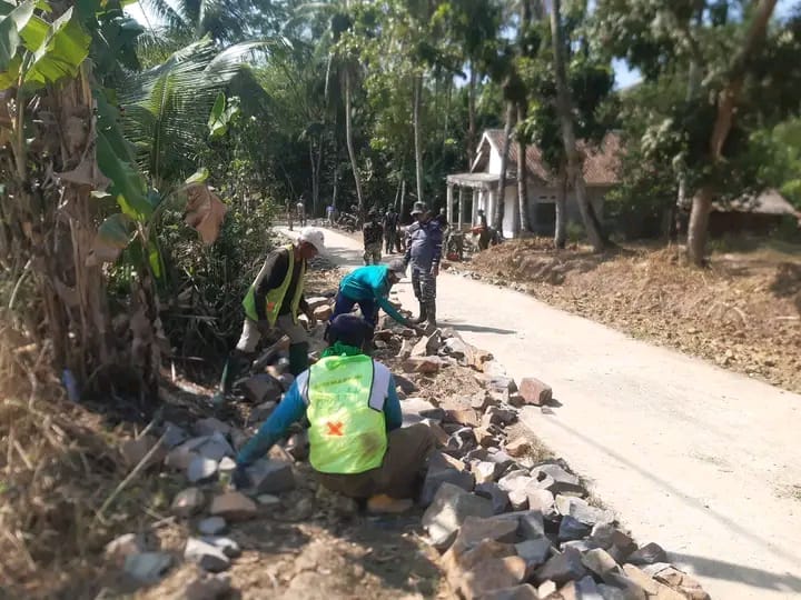 Semangat Tak Pernah Padam Diperlihatkan Warga dan Prajurit Satgas TMMD ke 129 di Desa Pasirgadung dan Desa Simpang Tiga Kecamatan Patia.