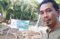 Kades Harapan Karya, Dedi Apandi Saat Meninjau Lokasi Rumah Layak Huni Bantuan Yang Disalurkan BAZNAS Propinsi Banten kepada Warganya, Kamis (23/7/2026)