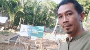 Kades Harapan Karya, Dedi Apandi Saat Meninjau Lokasi Rumah Layak Huni Bantuan Yang Disalurkan BAZNAS Propinsi Banten kepada Warganya, Kamis (23/7/2026)