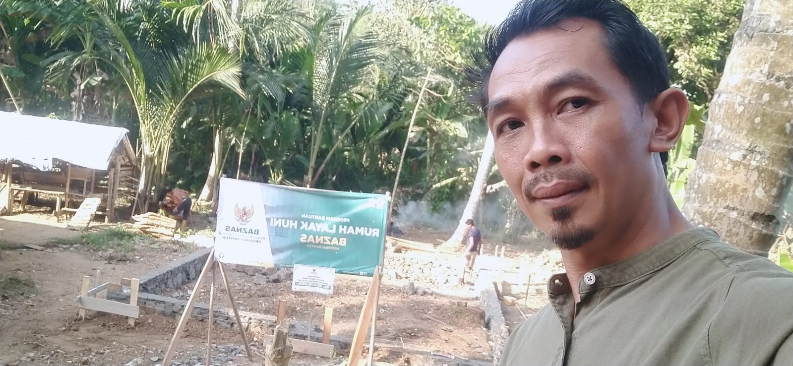 Kades Harapan Karya, Dedi Apandi Saat Meninjau Lokasi Rumah Layak Huni Bantuan Yang Disalurkan BAZNAS Propinsi Banten kepada Warganya, Kamis (23/7/2026)