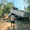 Angkutan Dump Truk Tengah Menurunkan Matrial Batu dalam Kegiatan TMMD Ke 129 Membuka Akses Jalan Penghubung Antara Desa Pasirgadung dengan Desa Simpang Tiga Kecamatan Patia.