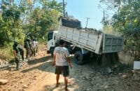 Angkutan Dump Truk Tengah Menurunkan Matrial Batu dalam Kegiatan TMMD Ke 129 Membuka Akses Jalan Penghubung Antara Desa Pasirgadung dengan Desa Simpang Tiga Kecamatan Patia.