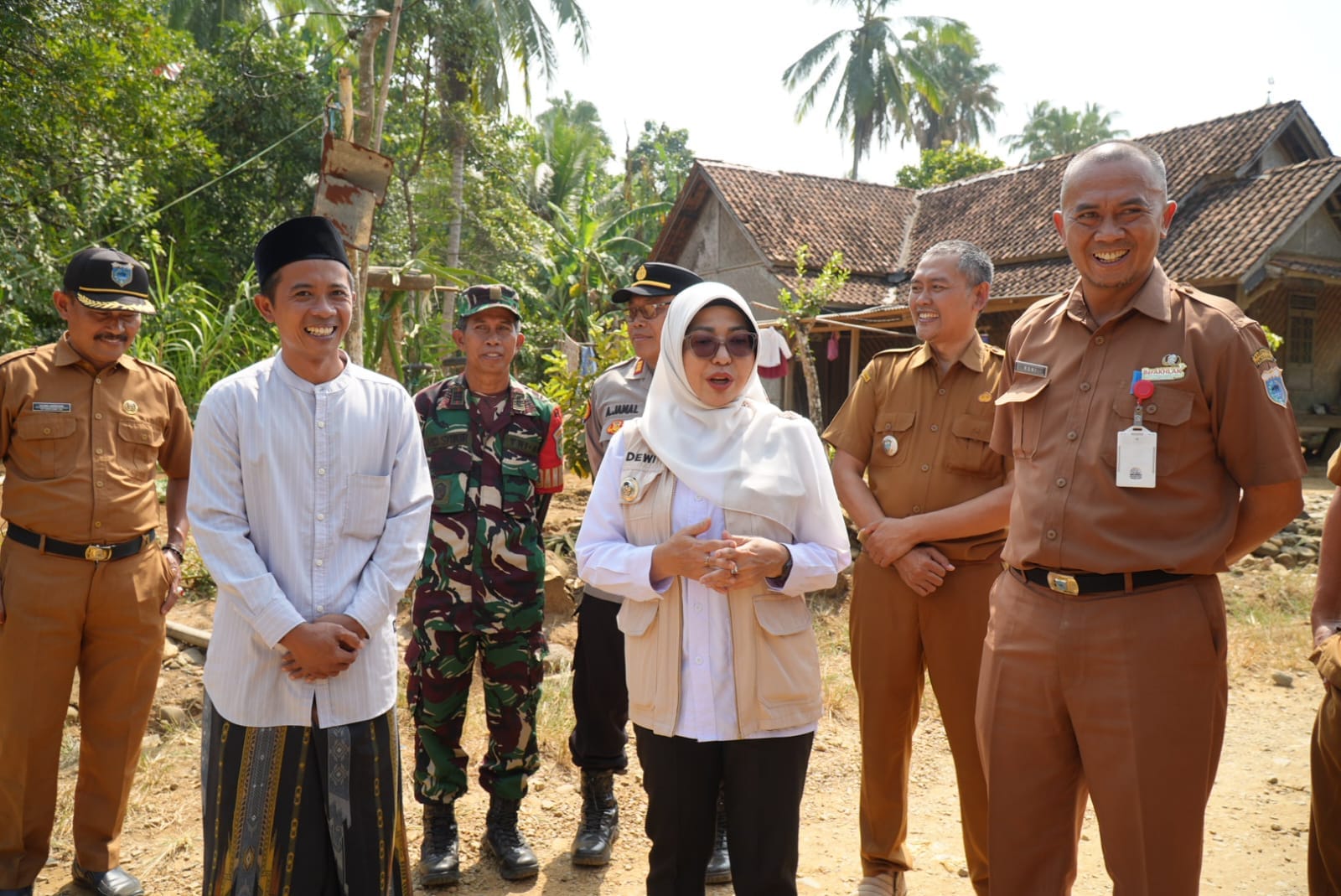 Bupati Pandeglang, Hj R Dewi Setiani Saat Meninjau Langsung Ruas Jalan Yang Akan Dibangun Dalam Program Bang Andra