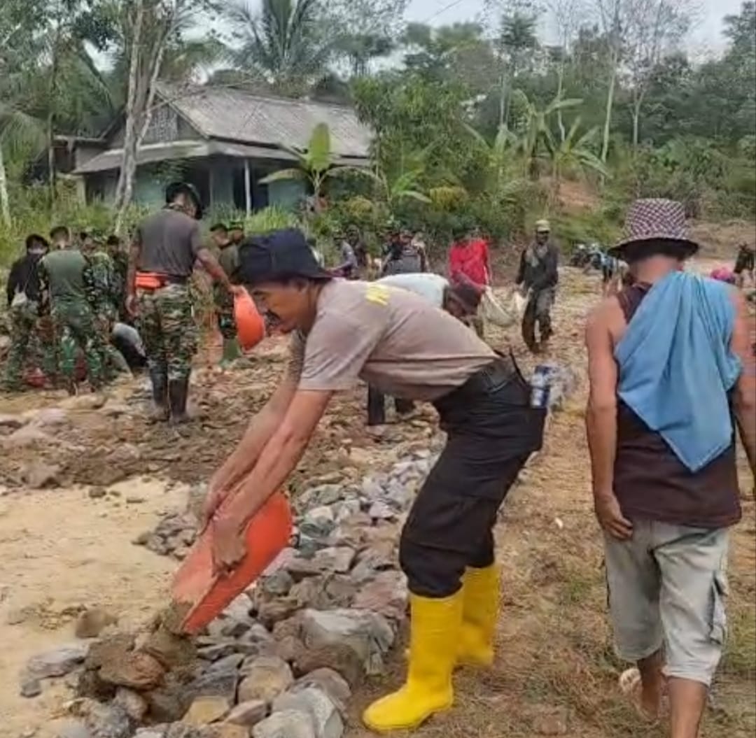 Semangat Kemanunggalan TNI Bersama Warga Desa Pasirgadung Kecamatan Patia dalam Kegiatan TMMD ke 129 Tahun 2026