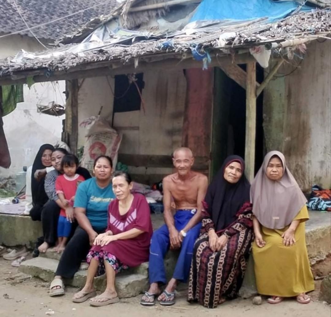 Keluarga Sukri Warga Panimbang Bertahan di Rumah Rapuh dan Bocor