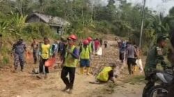 Semangat Gotong Royong sekaligus Apresiasi Warga Untuk TNI dalam Pelaksanaan TMMD ke 129 di Desa Pasirgadung Kecamatan Patia Kab. Pandeglang