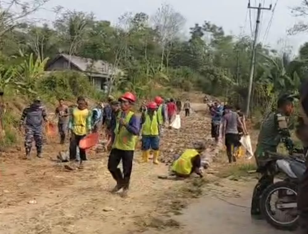Semangat Gotong Royong sekaligus Apresiasi Warga Untuk TNI dalam Pelaksanaan TMMD ke 129 di Desa Pasirgadung Kecamatan Patia Kab. Pandeglang