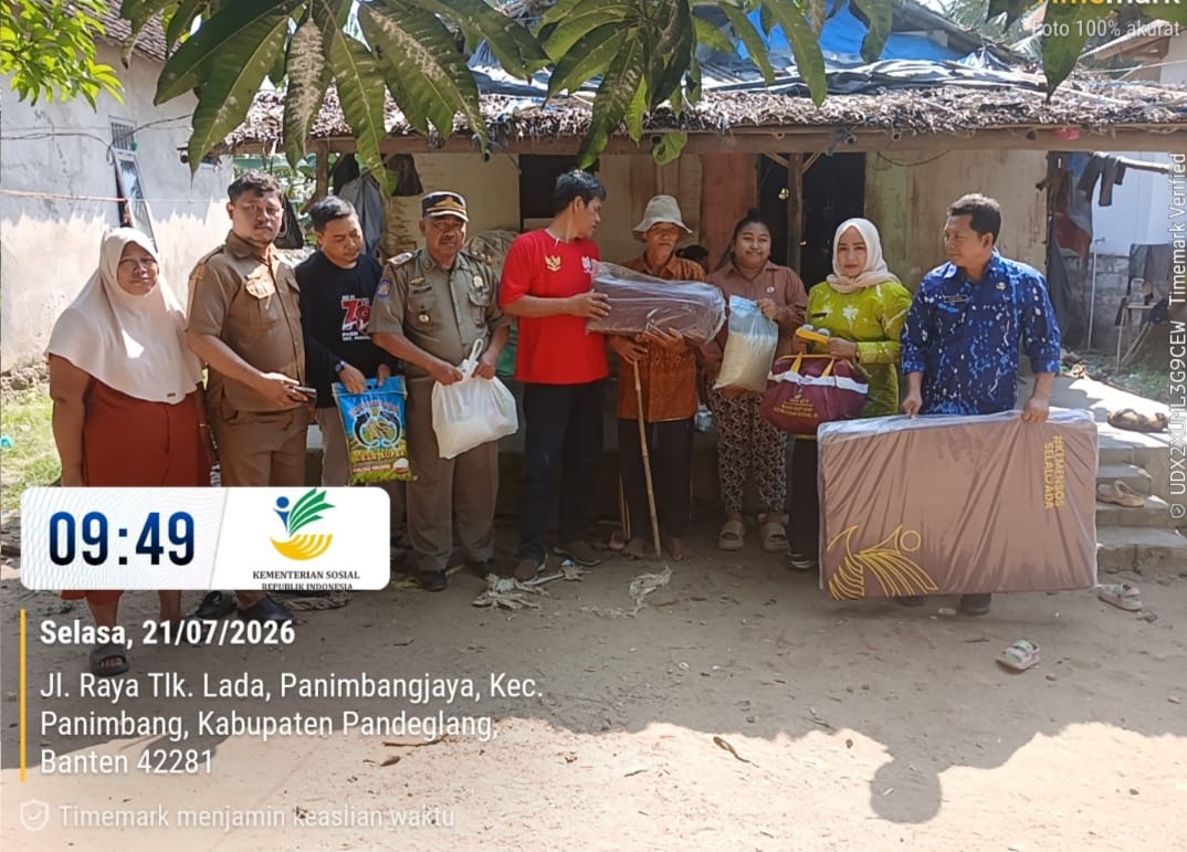 Pemerintah Desa Panimbang Jaya Berikan Bantuan Berupa Sembako Kepada Keluarga Sukri Yang Tinggal Di Rumah Tidak Layak Huni di Kampung Soge