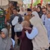 Warga Pasirgadung Antusias Mengikuti Pemeriksaan kesehatan gratis dari tim kesehatan Puskesmas Patia dalam Rangkaian Kegiatan TMMD Ke 129