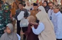 Warga Pasirgadung Antusias Mengikuti Pemeriksaan kesehatan gratis dari tim kesehatan Puskesmas Patia dalam Rangkaian Kegiatan TMMD Ke 129