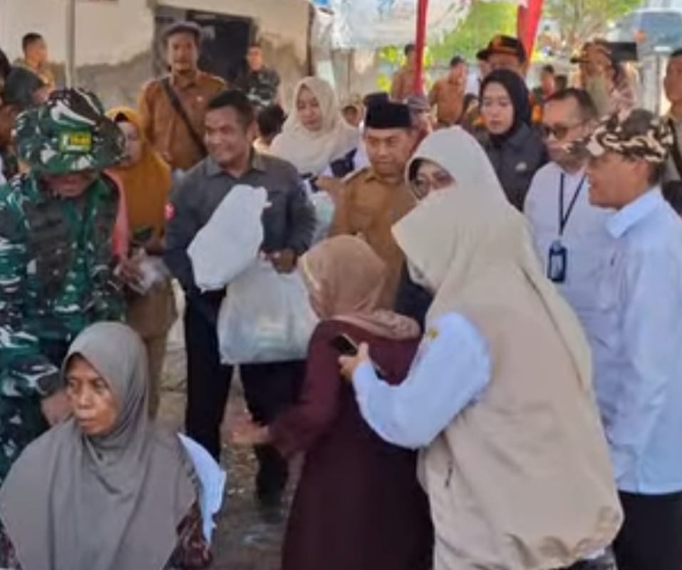 Warga Pasirgadung Antusias Mengikuti Pemeriksaan kesehatan gratis dari tim kesehatan Puskesmas Patia dalam Rangkaian Kegiatan TMMD Ke 129