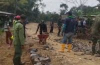 Semangat Tak Mengenal Lelah Ditunjukan Prajurit TNI dalam Pelaksanaan TMMD ke 129 Patia