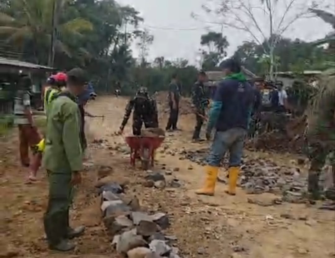 Semangat Tak Mengenal Lelah Ditunjukan Prajurit TNI dalam Pelaksanaan TMMD ke 129 Patia