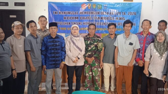 Foto Bersama Usai Digelarnya Penyuluhan Literasi dan Digitalisasi di Kantor Desa Pasirgadung Kecamatan Patia