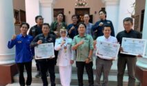 Bupati Pandeglang, Hj R Dewi Setiani Foto Bersama Sejumlah Wartawan di Halaman Pendopo Pandeglang, Senin (17/8/2026).