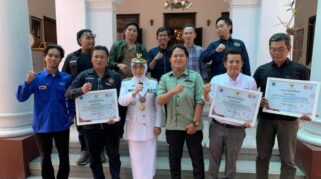 Bupati Pandeglang, Hj R Dewi Setiani Foto Bersama Sejumlah Wartawan di Halaman Pendopo Pandeglang, Senin (17/8/2026).