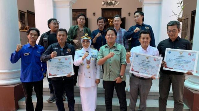 Bupati Pandeglang, Hj R Dewi Setiani Foto Bersama Sejumlah Wartawan di Halaman Pendopo Pandeglang, Senin (17/8/2026).