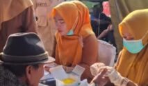 Tim kesehatan Puskesmas Patia Tengah Melakukan Cek Kesehatan kepada Warga dalam Rangkaian Kegiatan TMMD Ke 129