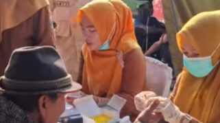 Tim kesehatan Puskesmas Patia Tengah Melakukan Cek Kesehatan kepada Warga dalam Rangkaian Kegiatan TMMD Ke 129