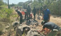 Suasana Kegiatan TMMD ke 129 di Desa Pasirgadung Kecamatan Patia Saat TNI bersama Warga Membuka Akses Jalan Baru