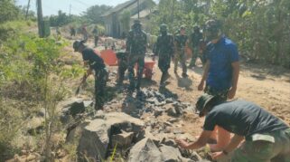 Suasana Kegiatan TMMD ke 129 di Desa Pasirgadung Kecamatan Patia Saat TNI bersama Warga Membuka Akses Jalan Baru