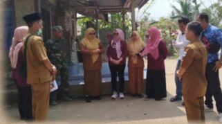 Tim Kesehatan Puskesmas Patia saat Berikan Layanan Kesehatan Kepada Warga di Desa Pasirgadung Merasakan manfaat atas akses jalan baru hasil TMMD ke 129