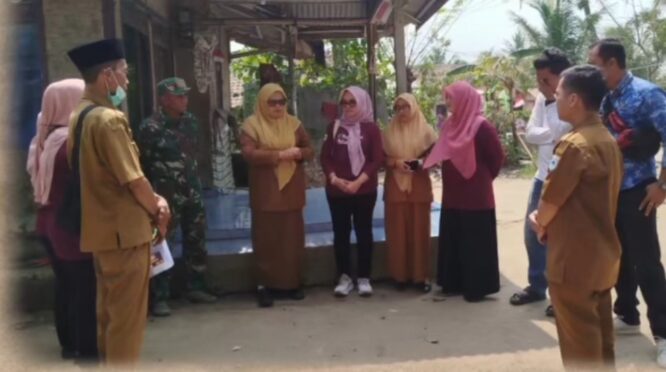 Tim Kesehatan Puskesmas Patia saat Berikan Layanan Kesehatan Kepada Warga di Desa Pasirgadung Merasakan manfaat atas akses jalan baru hasil TMMD ke 129