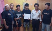 Usai Tanda Tangani Surat Perjanjian Damai Kedua Belah Pihak Antara Pelaku dan Korban didampingi keluarga dan Personil Reskrim Polsek Banjar Berfoto Bersama