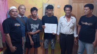 Usai Tanda Tangani Surat Perjanjian Damai Kedua Belah Pihak Antara Pelaku dan Korban didampingi keluarga dan Personil Reskrim Polsek Banjar Berfoto Bersama