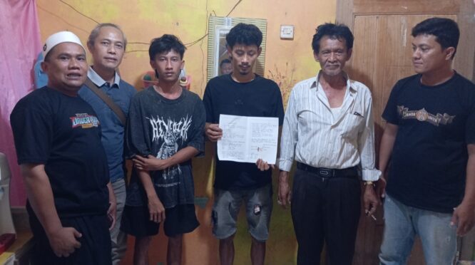 Usai Tanda Tangani Surat Perjanjian Damai Kedua Belah Pihak Antara Pelaku dan Korban didampingi keluarga dan Personil Reskrim Polsek Banjar Berfoto Bersama