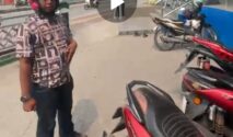 Gambar ini hasil Screenshoot dari Video yang sengaja direkam pihak pengendara saat kelompok matel memberhentikan paksa di jalan. Dalam Foto tersebut terlihat satu orang oknum matel tengah mengintimidasi pengendara.