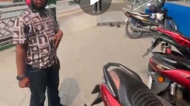 Gambar ini hasil Screenshoot dari Video yang sengaja direkam pihak pengendara saat kelompok matel memberhentikan paksa di jalan. Dalam Foto tersebut terlihat satu orang oknum matel tengah mengintimidasi pengendara.