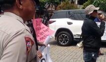 Koordinator Aksi, Andang Suherman Saat berorasi didepan Kantor Adira Lebak, Kamis (10/9/2026)