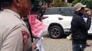 Koordinator Aksi, Andang Suherman Saat berorasi didepan Kantor Adira Lebak, Kamis (10/9/2026)
